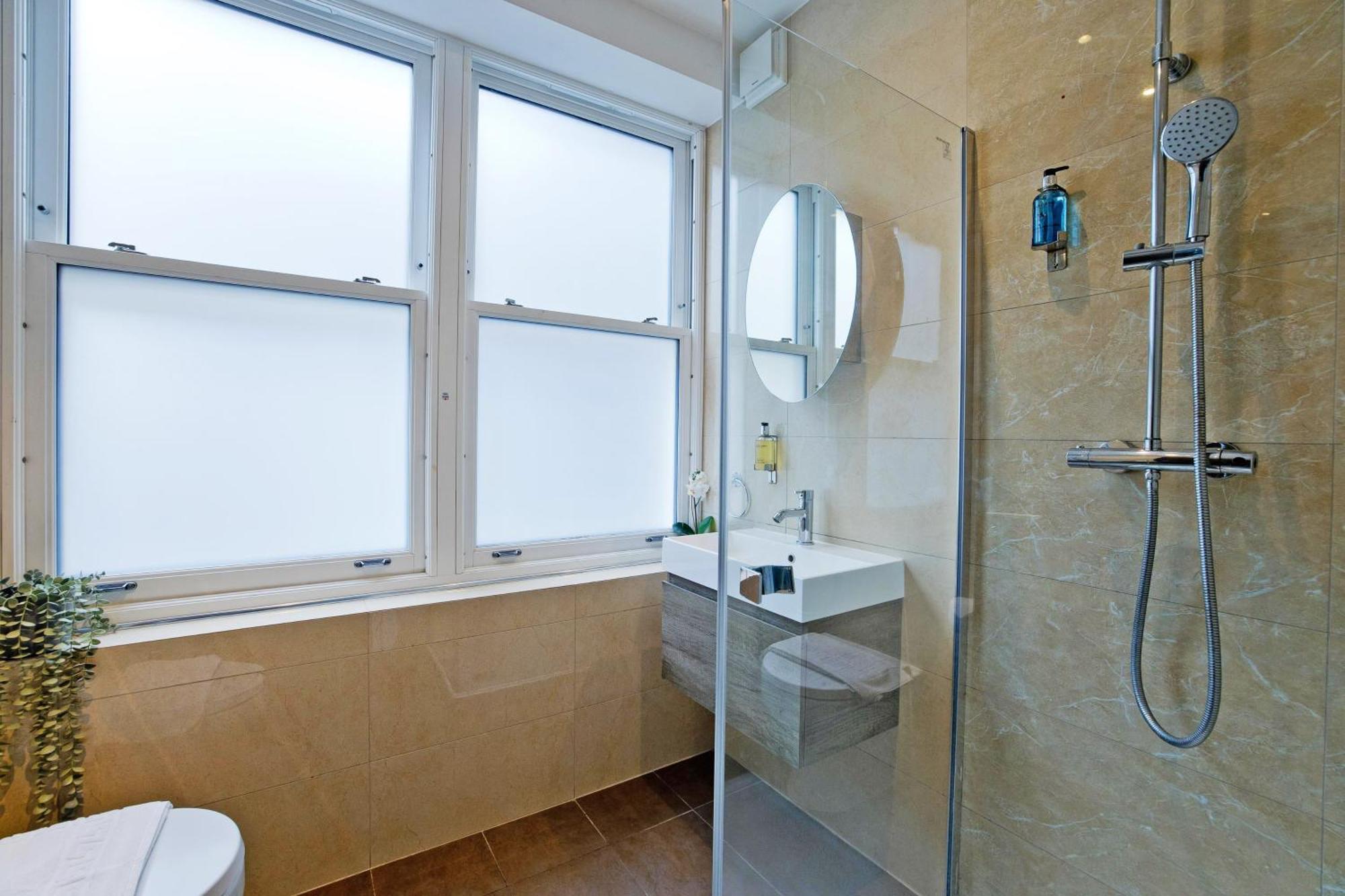 Imperial Middlesex Street Apartment *