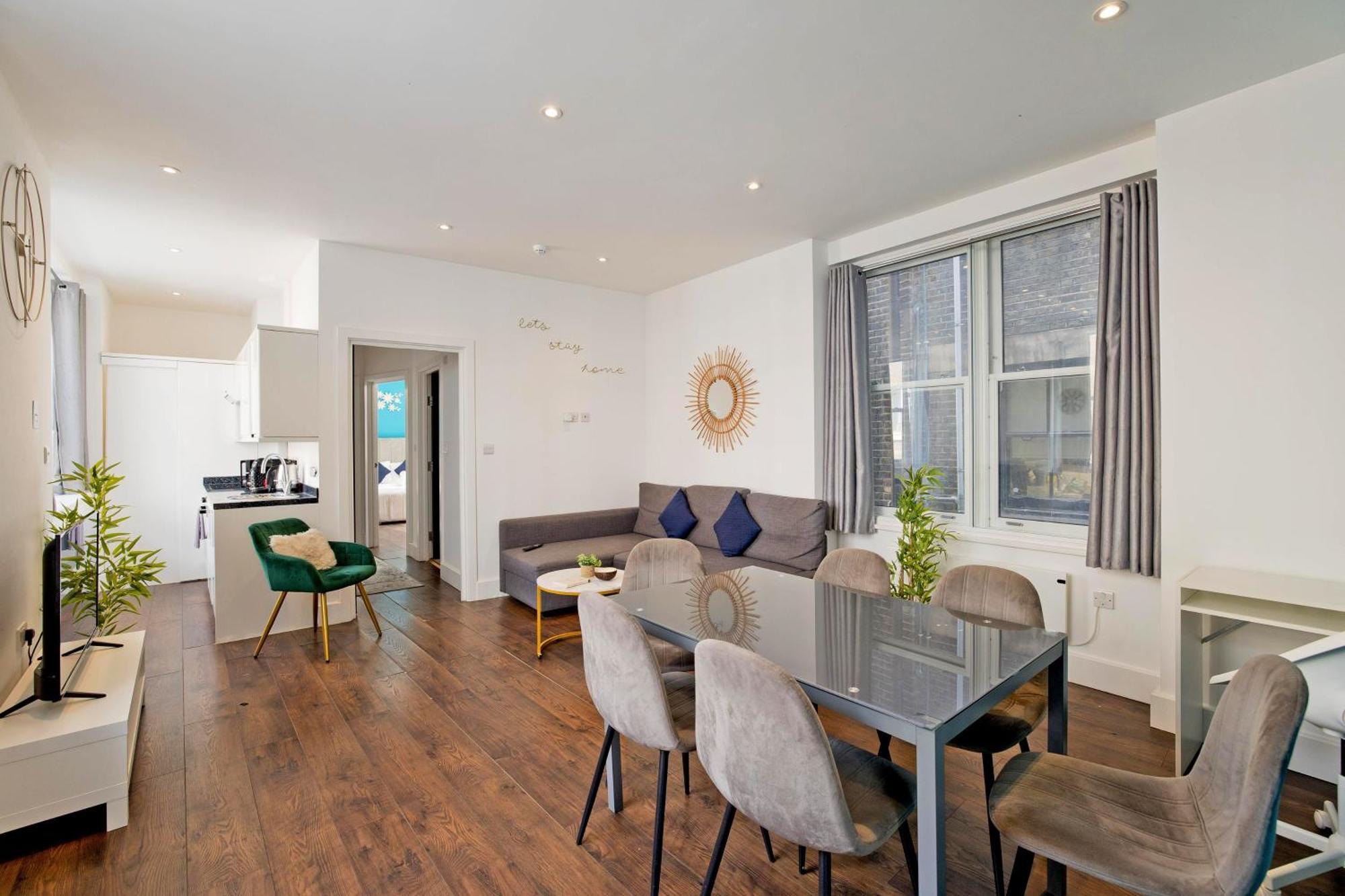 Imperial Middlesex Street Apartment
